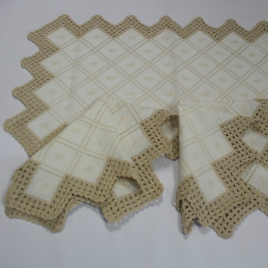 Conjunto de três peças em meio linho bordado e croché (motivos variados)