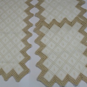 Conjunto de três peças em meio linho bordado e croché (motivos variados)