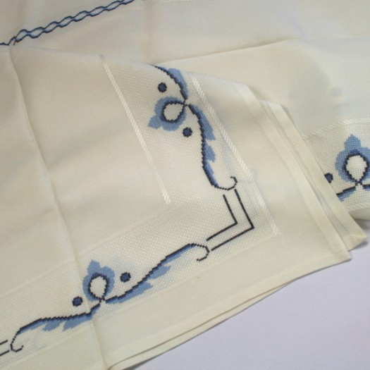 Toalha Bordada à Mão em Ponto Cruz